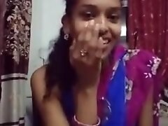 Cute girl in saree doing sefles.
