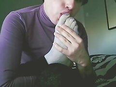 Toe sucking sissy boy