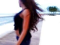 TaniaQ shows her titties by the beach