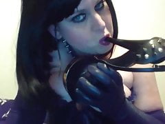 SQUIRTING MILF USES FETISH HEELS